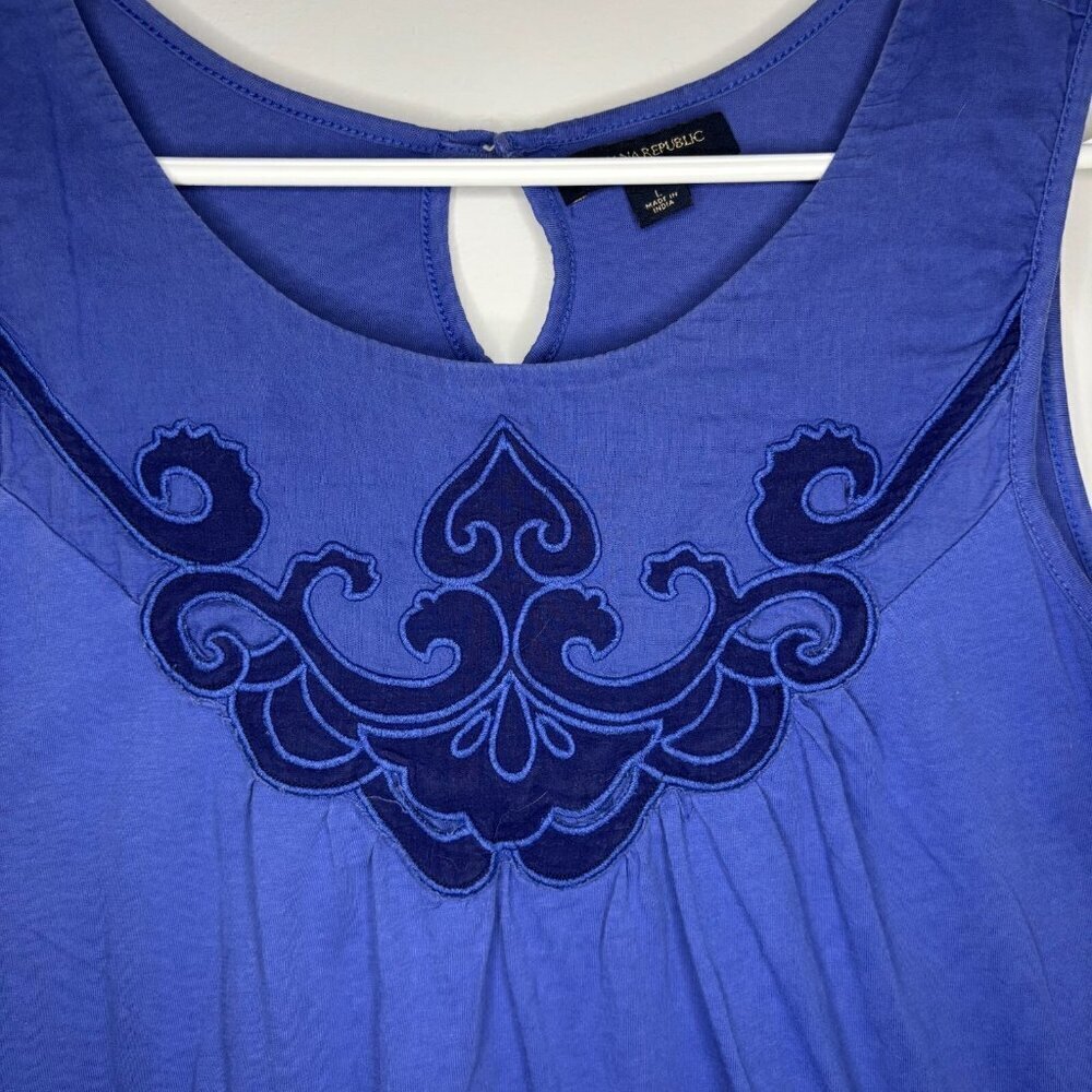BANANA REPUBLIC Blouse L Blue Embroidered Key Hole Round Neck Tank